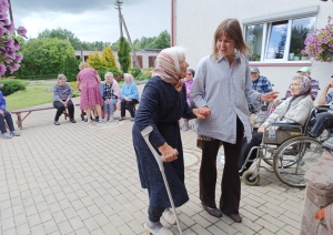 Sirds siltums, kas vieno - SAC "Aglona" seniorus aizkustina jauniešu ciemos nākšana