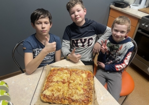 Riebiņu MJIC "Pakāpieni" aizvadīts picu cepšanas un sarunu vakars “Uzcep sev picu!”