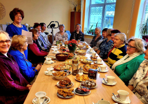 Atzīmējot Meteņus, seniori pulcējas uz pasākumu “Pankūku svētki”