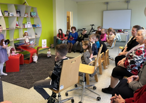 Seniori un bērni saliedējas pasākumā “Klusējošais lelles stāsts”