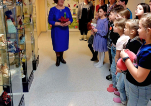 Seniori un bērni saliedējas pasākumā “Klusējošais lelles stāsts”