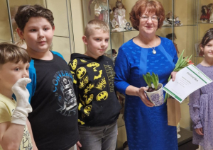 Seniori un bērni saliedējas pasākumā “Klusējošais lelles stāsts”
