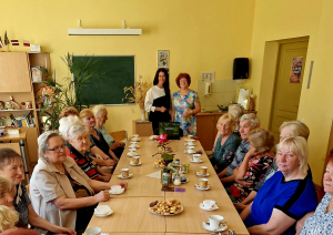 Seniori piedalās finanšu pratības seminārā