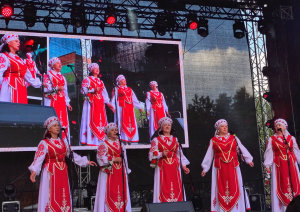 Ansamblis "Rjabinuška" ar dziesmām sveic Visaginas