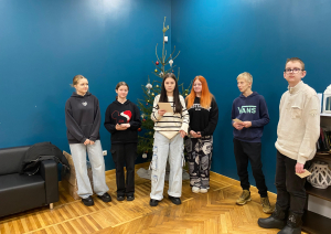 Riebiņu MJIC “Pakāpieni” sadarbībā ar Riebiņu bibliotēku organizēja sirsnīgu un radošu pasākumu “Ziema. Egle. Piparkūkas”