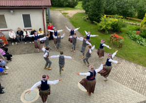SAC "Aglona" ar koncertu viesojās Galēnu pamatskolas 7.-9. klašu tautas deju kolektīva bērni