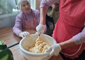 Mājīguma un bērnības garša: SAC "Aglona" klientes iepriecina ar pašu ceptiem cepumiem