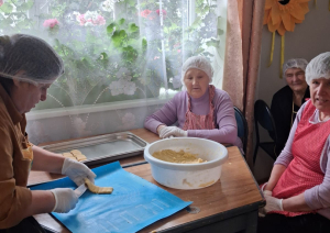 Mājīguma un bērnības garša: SAC "Aglona" klientes iepriecina ar pašu ceptiem cepumiem