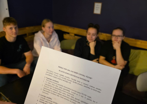 Jaunieši iepazīst digitālās iespējas jauniešu centros “ČETRI” un “Pakāpieni”