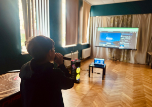Jaunieši dzied un iedvesmo – karaoke vakari jauniešu centros “ČETRI” un “Pakāpieni”!