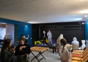 Jaunieši dzied un iedvesmo – karaoke vakari jauniešu centros “ČETRI” un “Pakāpieni”!