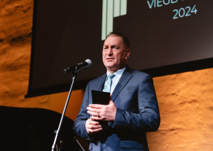 Preiļu novada BJSS direktors Edgars Vaivods saņem Eiropas Vieglatlētikas asociācijas "Biedra federācijas apbalvojumu" vīriešiem