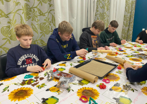 Riebiņu MJIC “Pakāpieni” sadarbībā ar Riebiņu bibliotēku organizēja sirsnīgu un radošu pasākumu “Ziema. Egle. Piparkūkas”