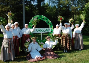 SAC "Vārkava" ielīgo, ieskandina un iepin vasaru vainagos.