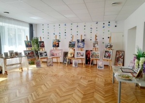 Skatāma Dienas aprūpes centra apmeklētāju gleznu izstāde