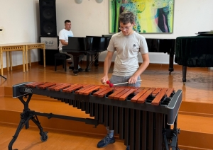Preiļu Mūzikas un mākslas skolā klausītājus priecē jaunā marimba!