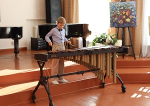Preiļu Mūzikas un mākslas skolā klausītājus priecē jaunā marimba!