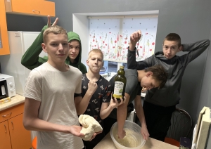 Riebiņu MJIC "Pakāpieni" aizvadīts picu cepšanas un sarunu vakars “Uzcep sev picu!”
