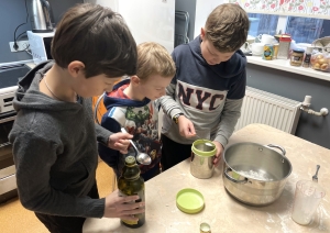 Riebiņu MJIC "Pakāpieni" aizvadīts picu cepšanas un sarunu vakars “Uzcep sev picu!”