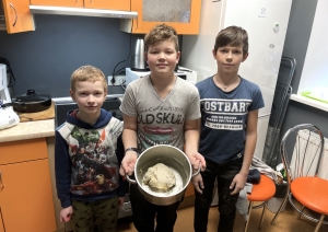 Riebiņu MJIC "Pakāpieni" aizvadīts picu cepšanas un sarunu vakars “Uzcep sev picu!”