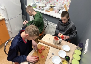 Riebiņu MJIC "Pakāpieni" aizvadīts picu cepšanas un sarunu vakars “Uzcep sev picu!”