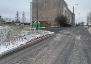Rožkalnu pagasta daudzdzīvokļu mājai Saules ielā 14 atjaunots piebraucamais ceļš un iekšpagalmu segums