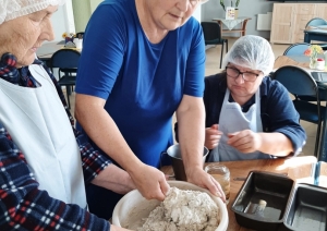 Sociālās aprūpes centra "Aglona" iemītnieki godina maizes cepšanas tradīcijas