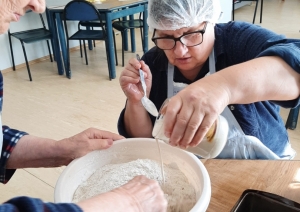 Sociālās aprūpes centra "Aglona" iemītnieki godina maizes cepšanas tradīcijas