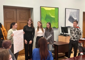 Preiļu novada jaunieši apgūst līderības un līdzdalības prasmes domes sēdes simulācijā