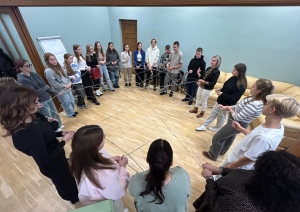 Preiļu novada jaunieši apgūst līderības un līdzdalības prasmes domes sēdes simulācijā