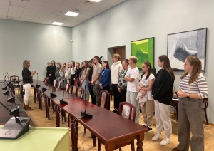 Preiļu novada jaunieši apgūst līderības un līdzdalības prasmes domes sēdes simulācijā