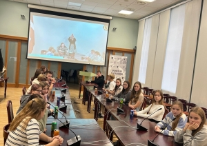 Preiļu novada jaunieši apgūst līderības un līdzdalības prasmes domes sēdes simulācijā