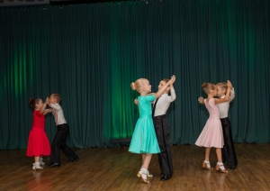 starptautiskajai-senioru-dienai-veltits-pasakums-dzelteno-lapu-valsis-preilos-foto-003-1024x683.jpg