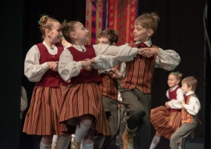 xii-latvijas-skolu-jaunatnes-dziesmu-un-deju-svetku-skate-preilos-foto-ieva-babre-005-1024x682.jpg