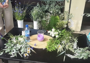 ziedu-vainagu-meistarklase-jauniesu-centra-cetri-010-1024x472.jpeg