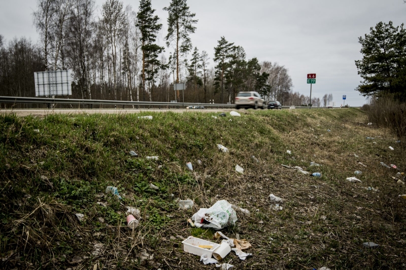 piegružoto ceļmalu sakopšana