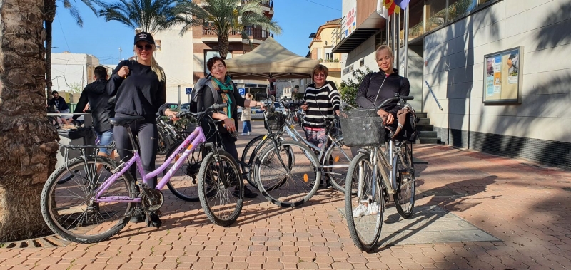 pie Doloresas pašvaldības ēkas pirms velo izbrauciena