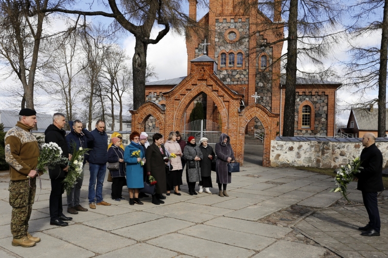 Komunistiskā genocīda upuru piemiņas dienā, Preiļu novada Pensionāru biedrības valdes locekļi pulcējās kopā ar Preiļu novada biedrību “Likteņa ceļš”, lai atcerētos un pasērstu