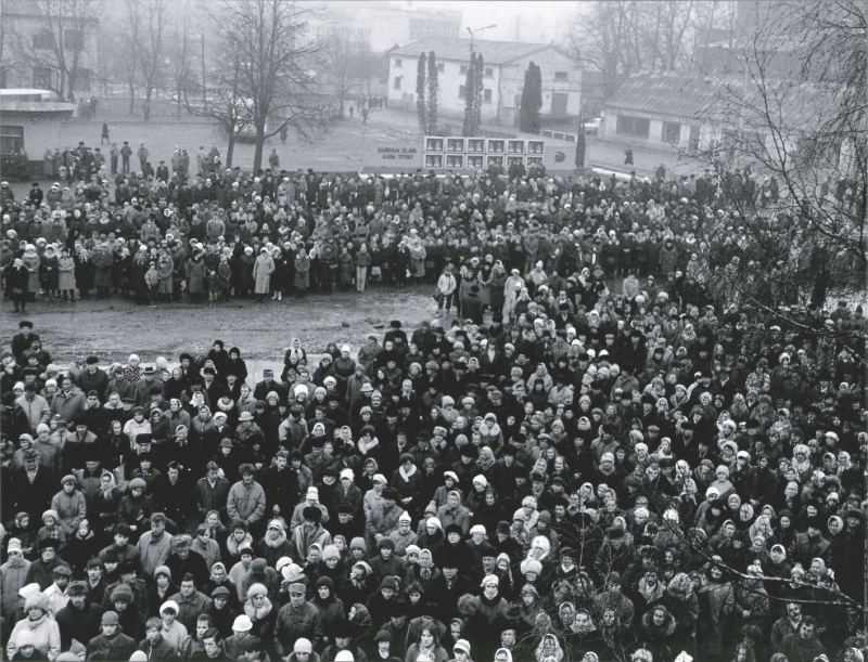 Latvijas karoga pacelšana virs grāmatu nama “Latgale”