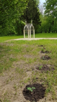 Parkā jauns vides objekts – metāla neogotikas stila arka