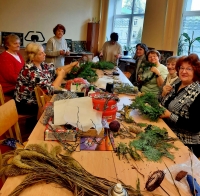 Sagaidot Adventi, seniori iesaistās Ziemassvētku dekoru izgatavošanas meistarklasē