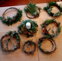 Sagaidot Adventi, seniori iesaistās Ziemassvētku dekoru izgatavošanas meistarklasē