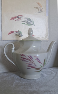 Porcelāna tējkanna, Levona Agadžanjana forma “Viktorija”, Valijas Dimantes dekols, RPR, 1996.g. (fonā dekola darba zīmējums)