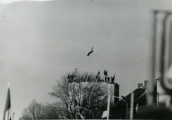 Februāra mēneša priekšmets muzejā – 1989. gada 25. februāra Latvijas karoga pacelšanas fotohronika