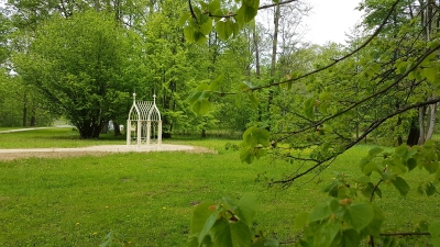Parkā jauns vides objekts – metāla neogotikas stila arka