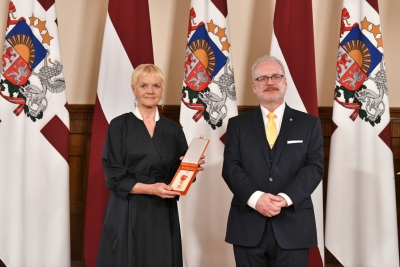 Preiliete Anita Ciša saņem Latvijas valsts apbalvojumu