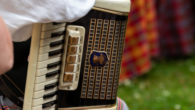 XIII Latvijas Skolu jaunatnes dziesmu un deju svētki: folkloras kopu programma "Dindaru, dandaru, radu novadu rakstus"