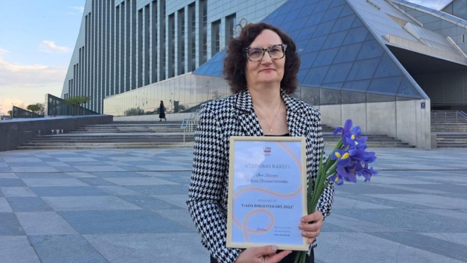 Ina Rusiņa saņem Latvijas Bibliotekāru biedrības balvu “Gada bibliotekārs 2022”