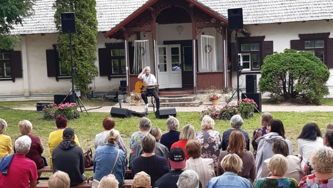 Muzikāli romantiskā gaisotnē aizritējuši Rožu dārza svētki “Jasmuižā”