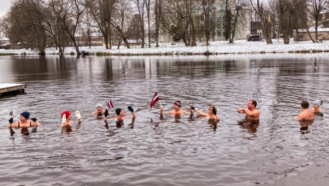Ziemas peldētāji Preiļos aicina ar kopīgu peldējumu atzīmēt Latvijas 105. dzimšanas dienu